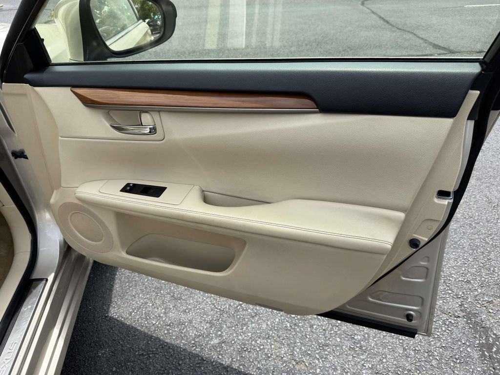 Used 2013 Lexus ES 300h w/ Luxury Pkg FWD image 15