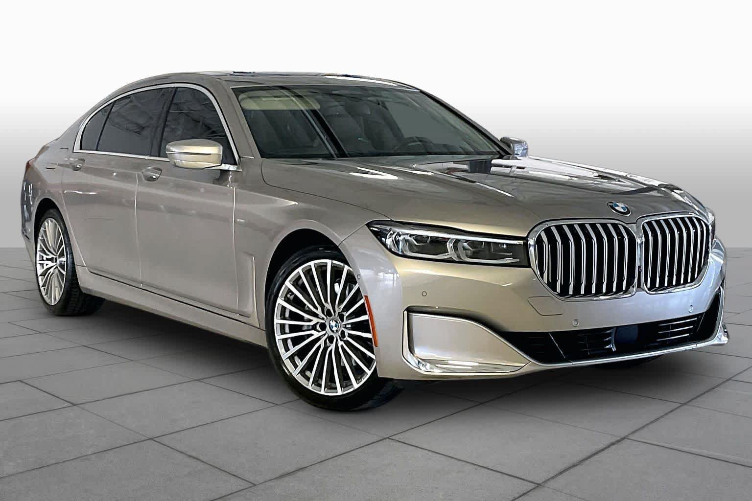 Used 2022 BMW 740i w/ Luxury Rear Seating Package RWD image 2