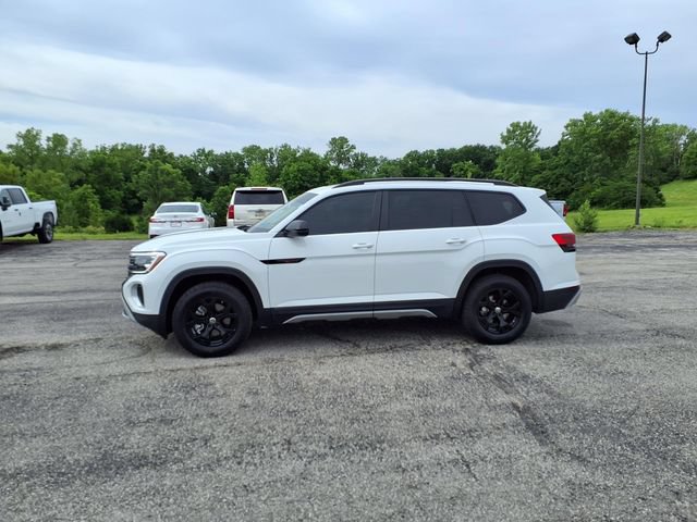 Used 2025 Volkswagen Atlas Peak Edition SE AWD/4WD image 37