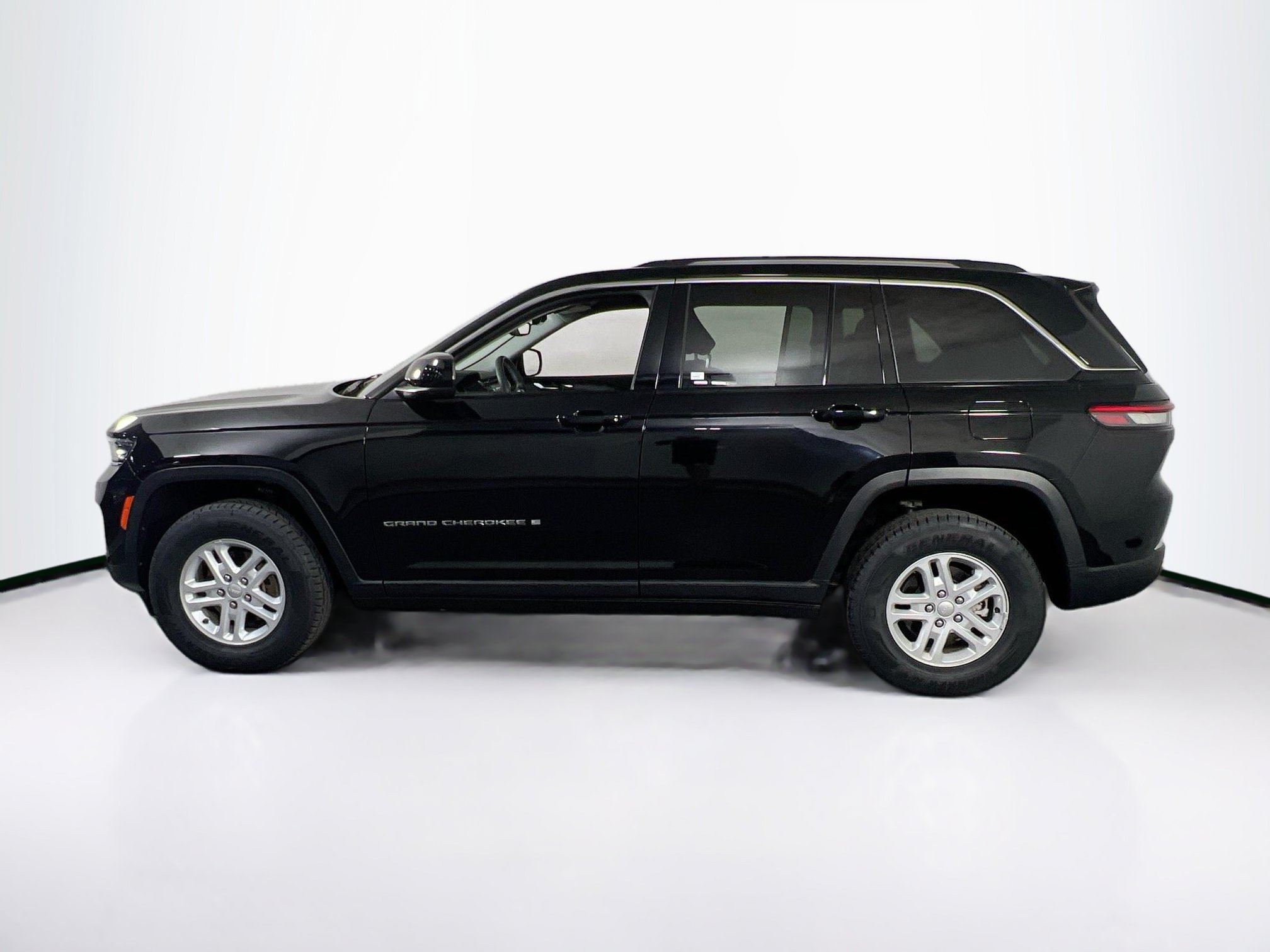 Used 2023 Jeep Grand Cherokee Laredo AWD/4WD image 8