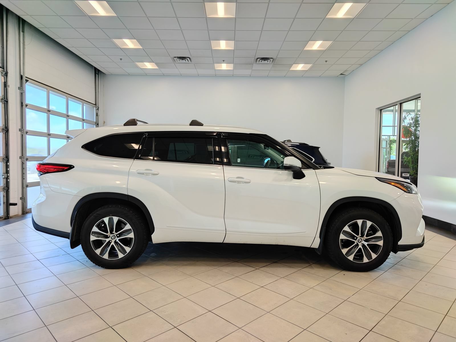Used 2022 Toyota Highlander XLE AWD/4WD image 2
