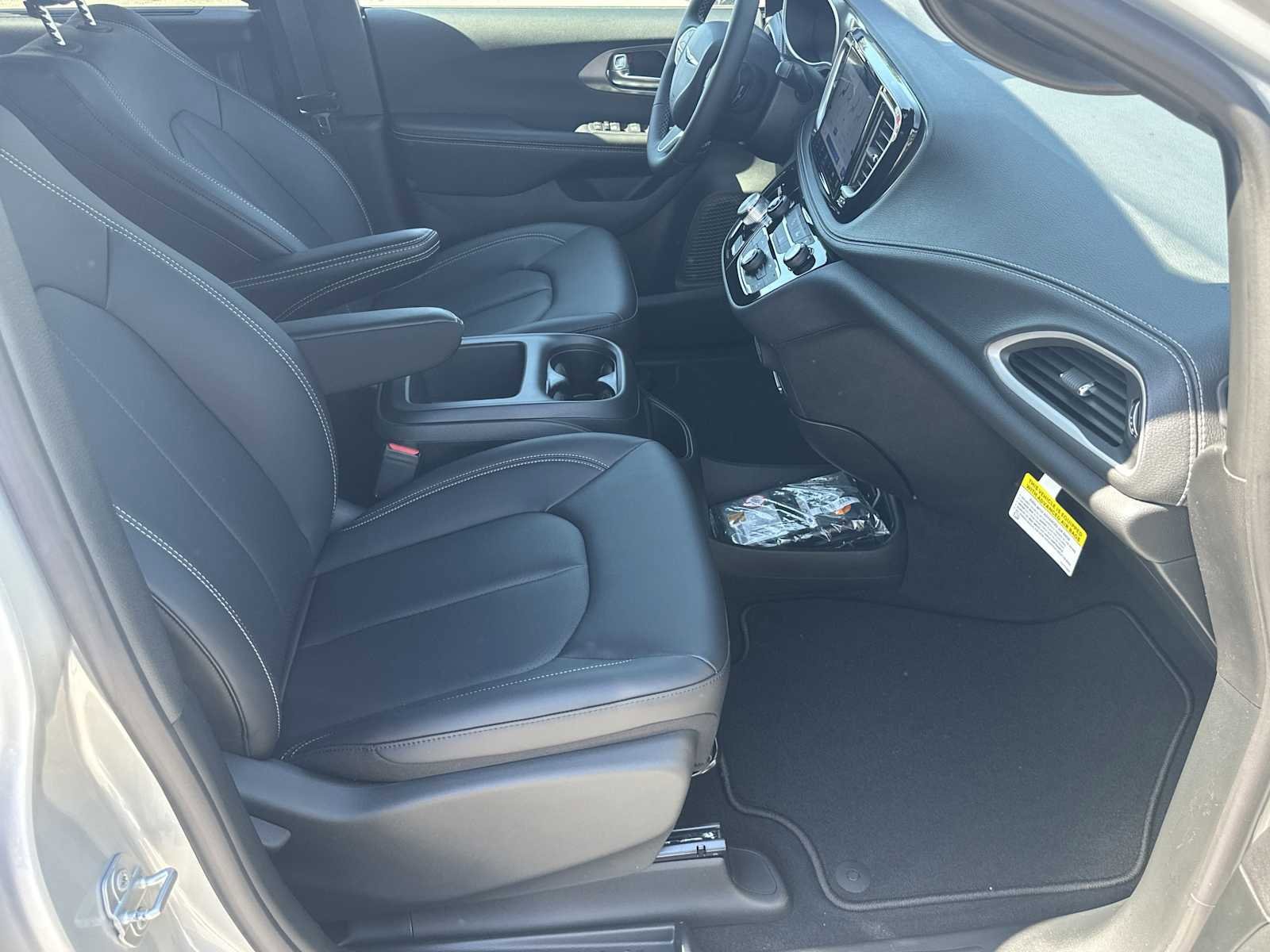 New 2026 Chrysler Pacifica Select FWD image 13