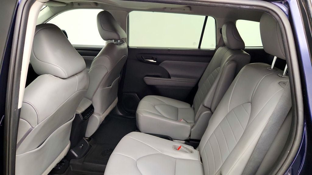 Used 2020 Toyota Highlander XLE FWD image 20