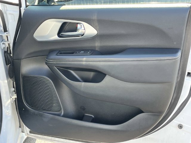 Used 2025 Chrysler Pacifica Limited FWD image 21
