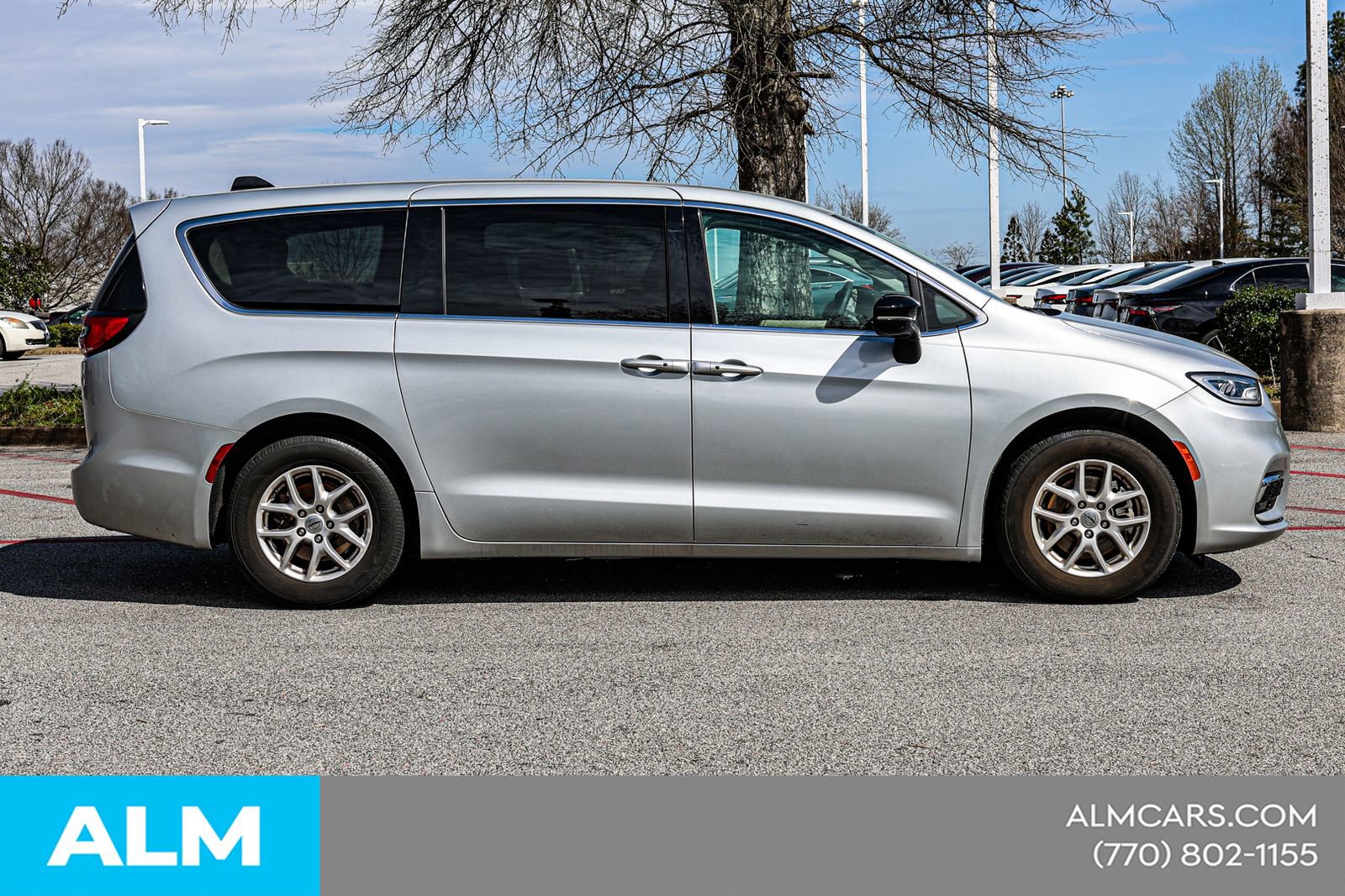 Used 2024 Chrysler Pacifica Touring-L image 11