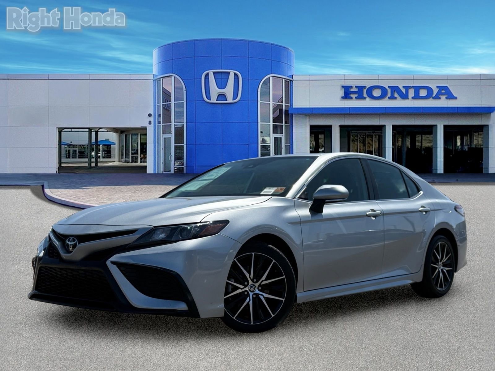 Used 2024 Toyota Camry SE FWD image 2