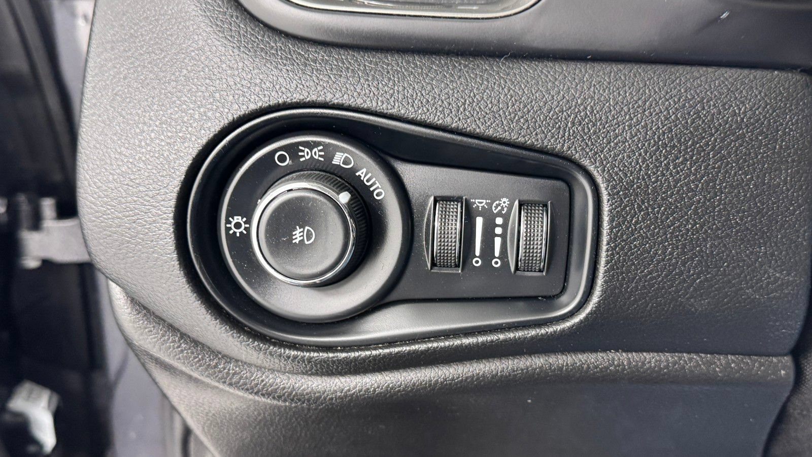 Used 2023 Jeep Renegade Latitude w/ Premium Group AWD/4WD image 32