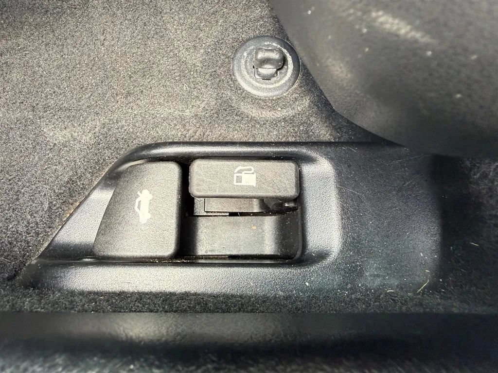 Used 2015 Toyota Camry XLE w/ Moonroof Package FWD image 23