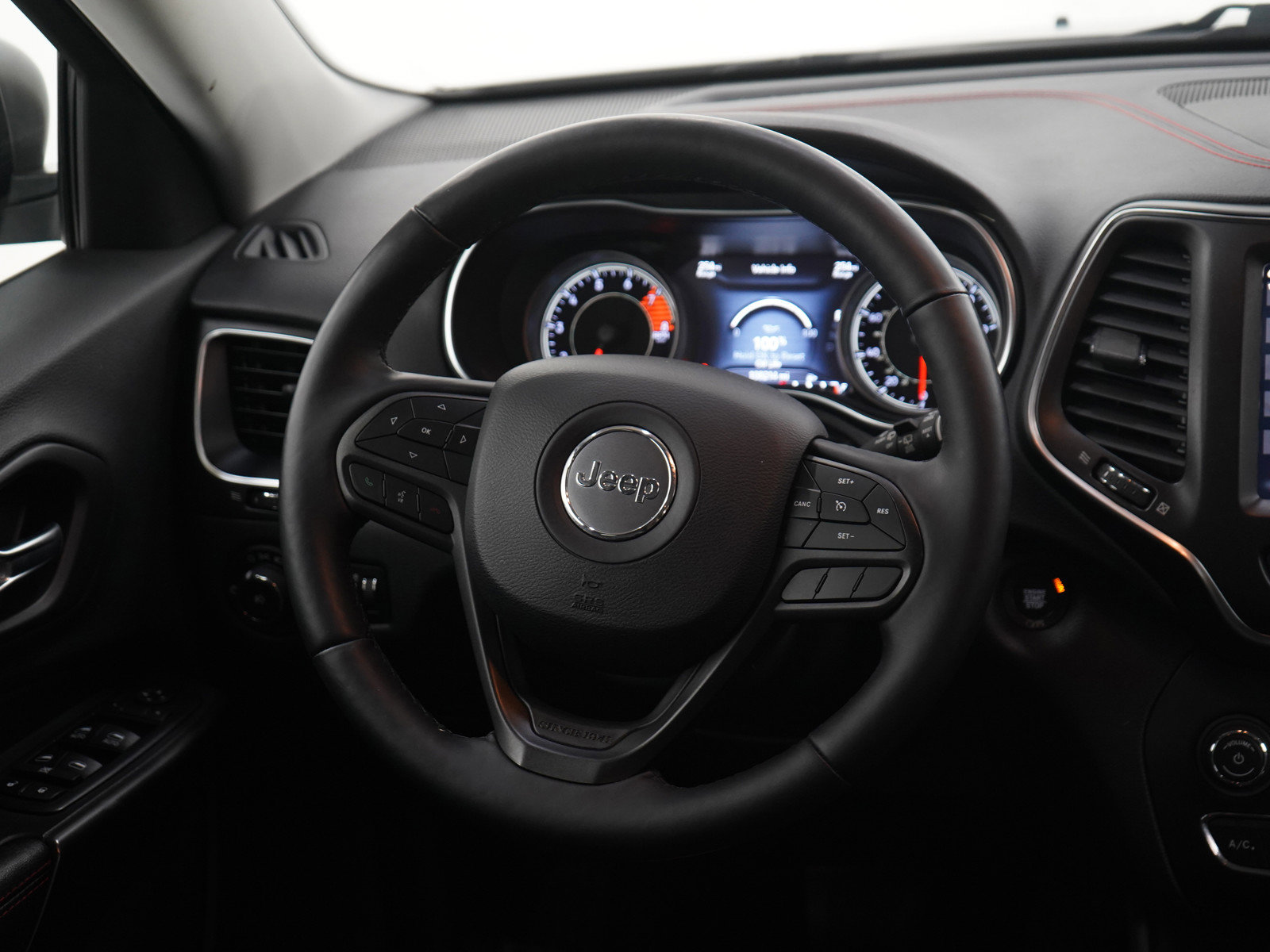 Used 2019 Jeep Cherokee Trailhawk w/ Cold Weather Group image 13