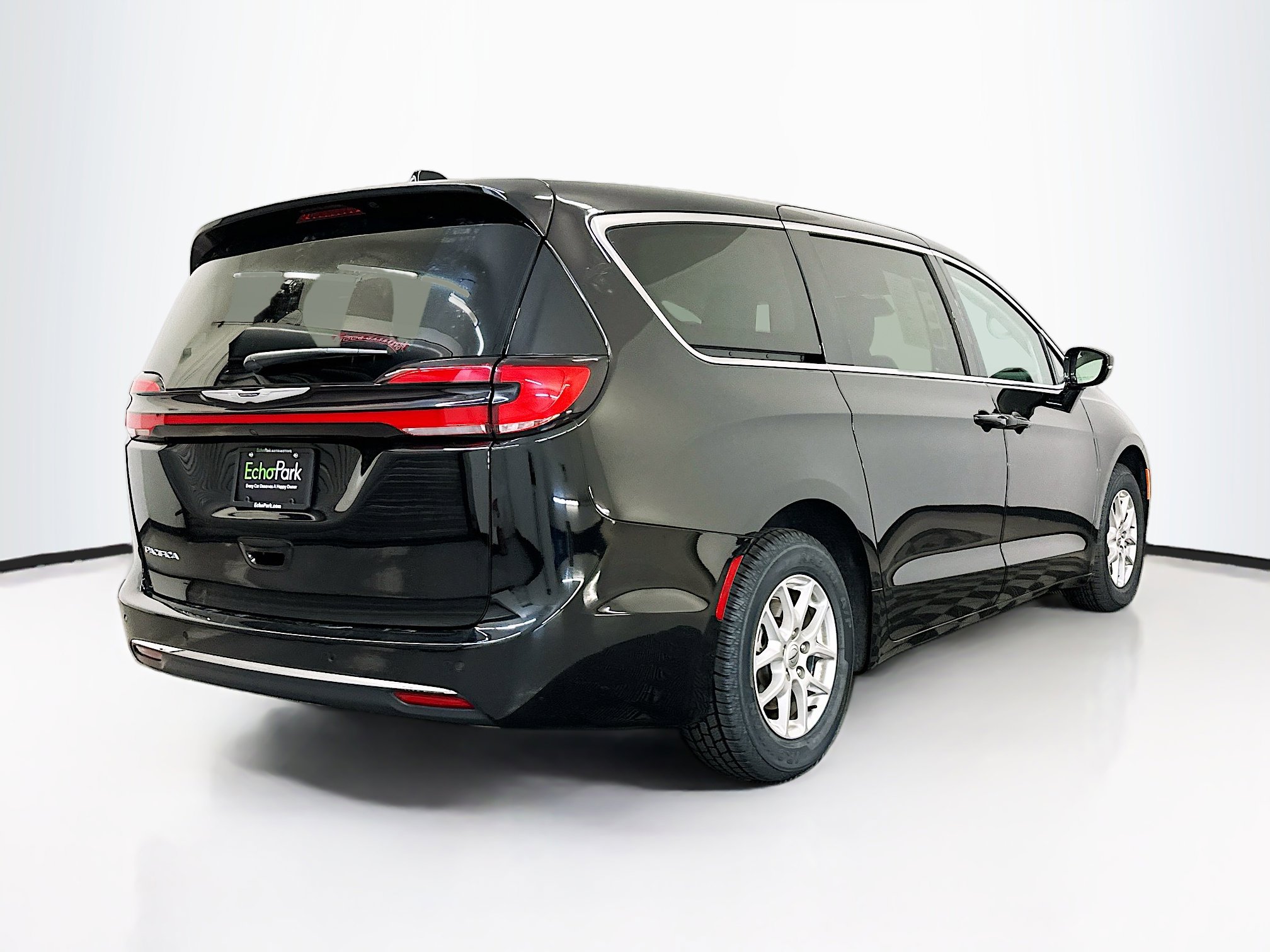 Used 2024 Chrysler Pacifica Touring-L image 9