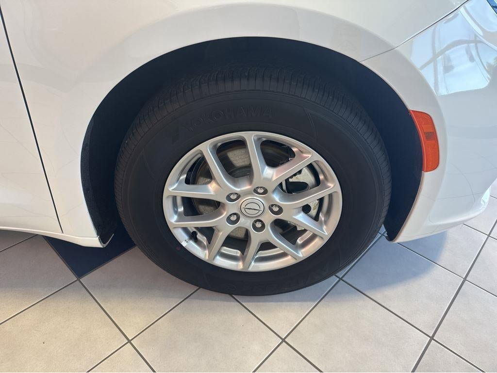 Used 2025 Chrysler Pacifica Select FWD image 6