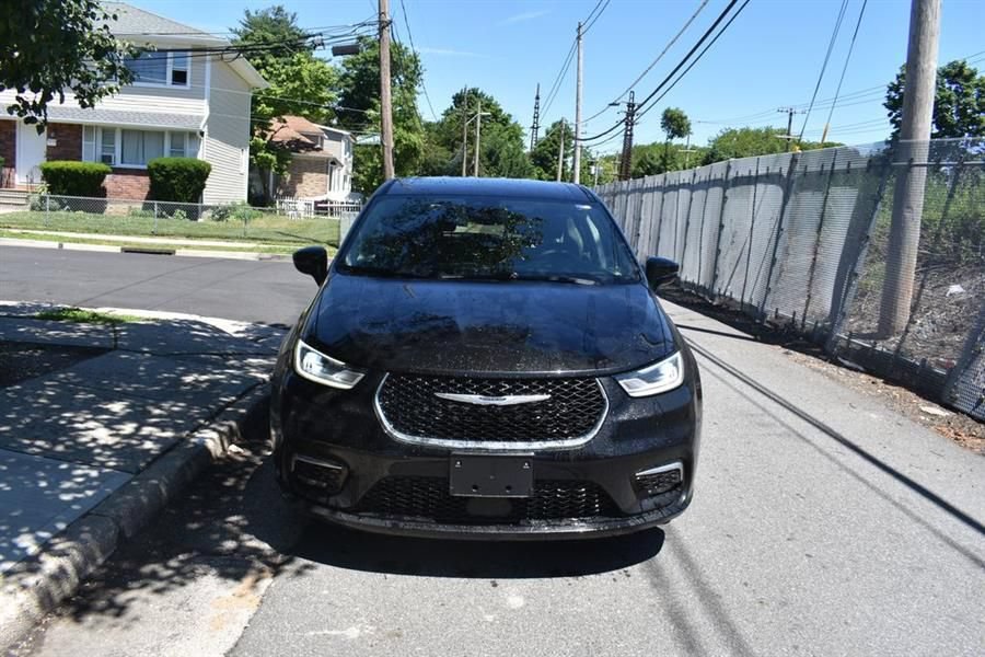 Used 2025 Chrysler Pacifica Select FWD image 3