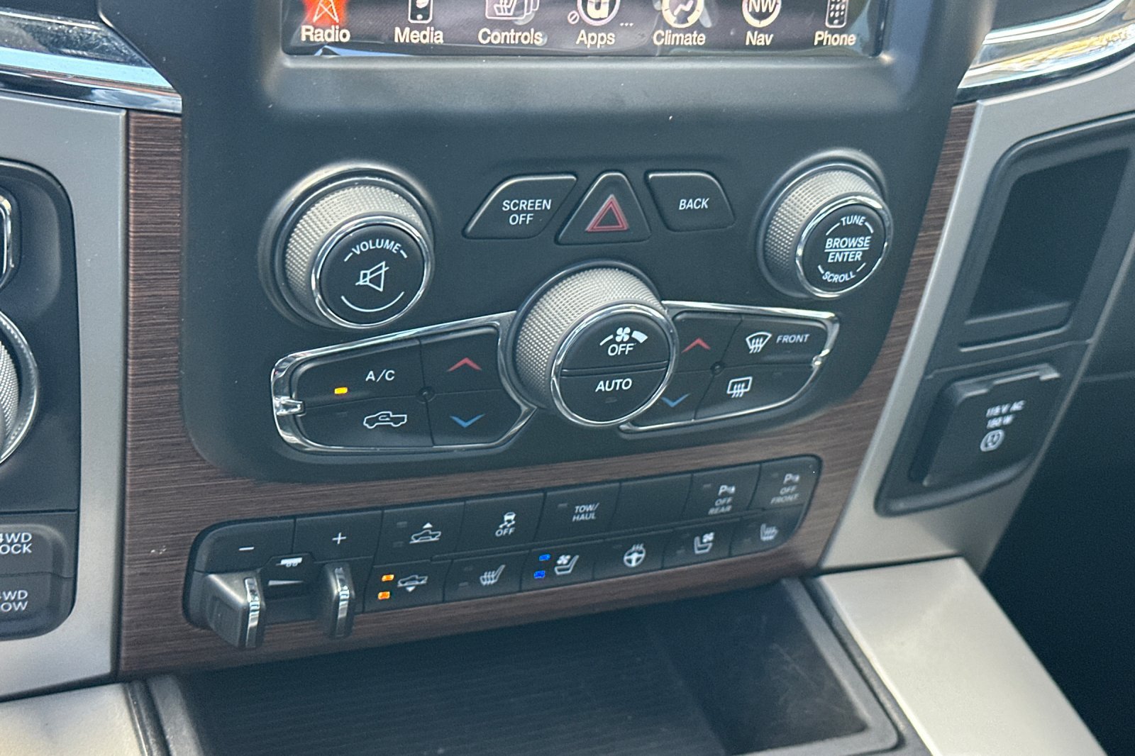 Used 2015 RAM 1500 Laramie w/ Convenience Group AWD/4WD image 19
