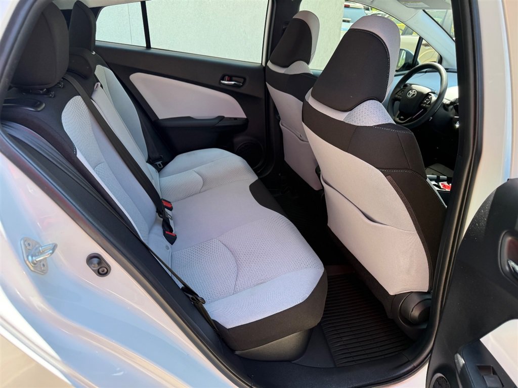Used 2022 Toyota Prius LE FWD image 5