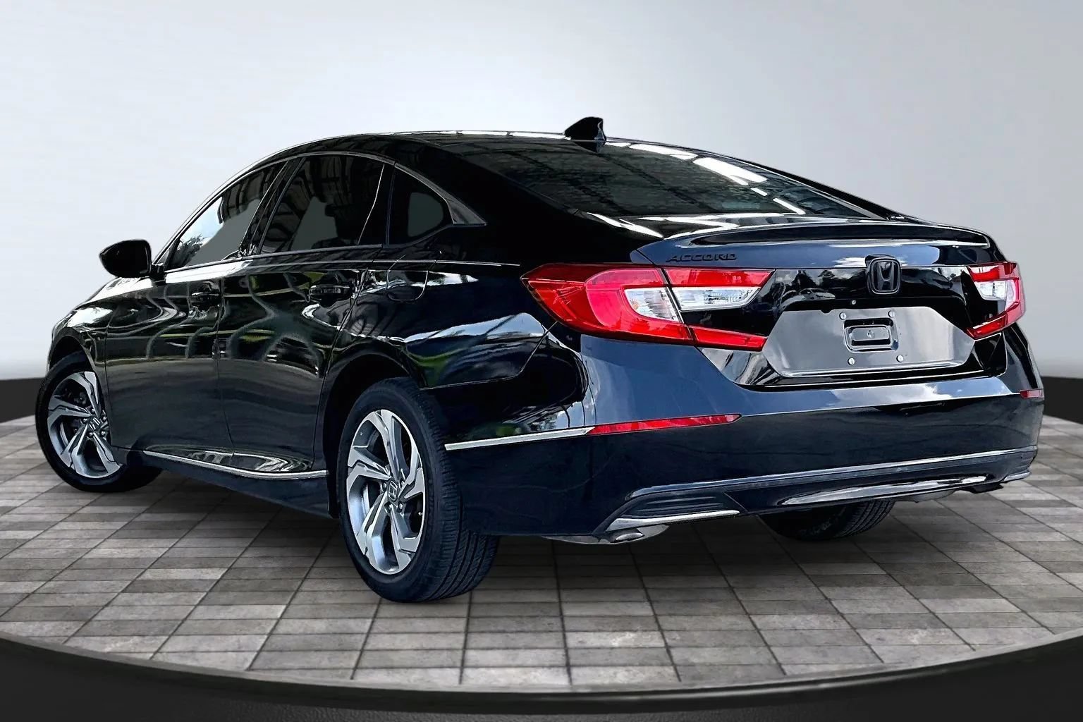 Used 2018 Honda Accord EX image 4