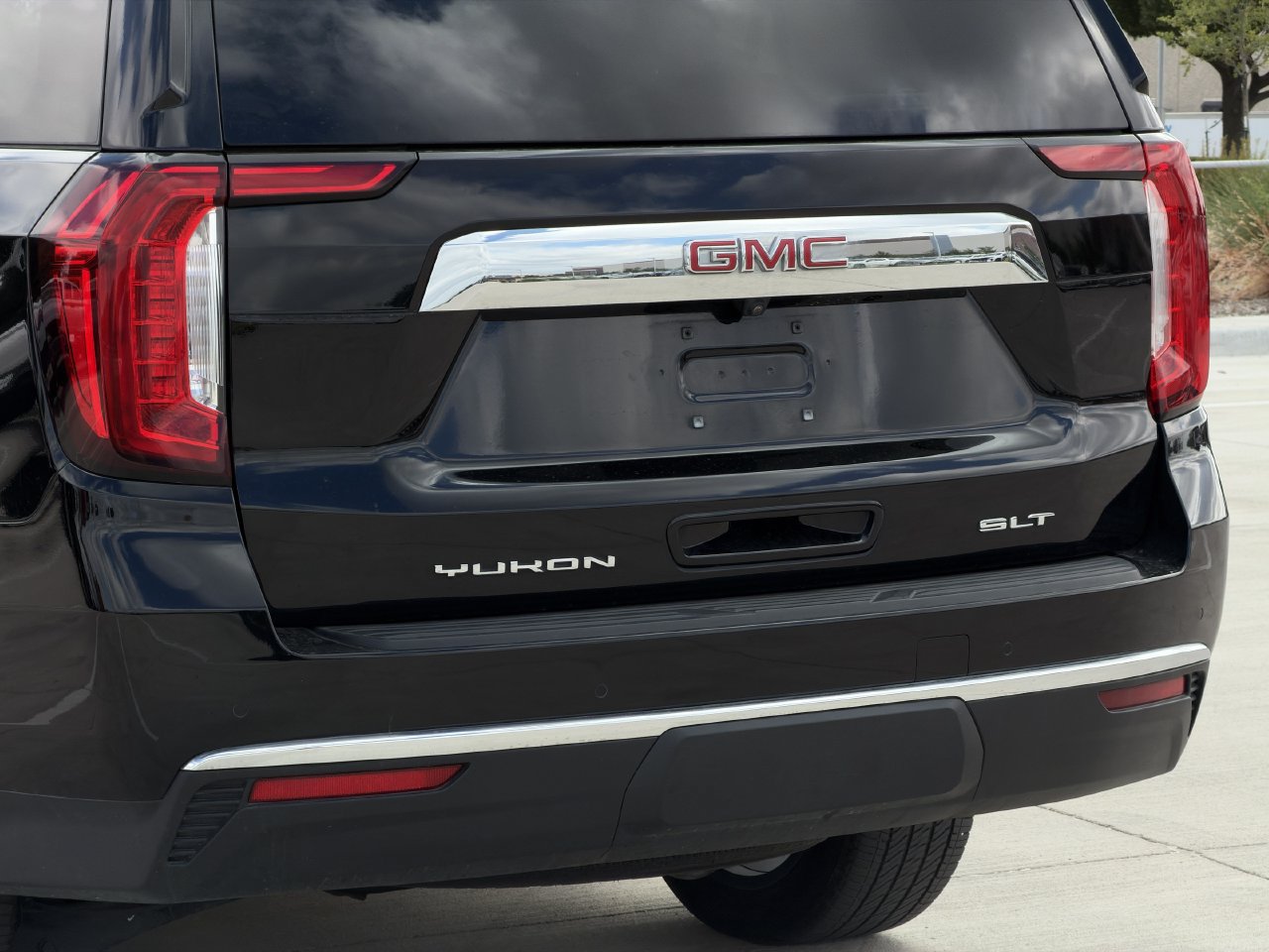 Certified 2024 GMC Yukon XL SLT w/ SLT Luxury Package AWD/4WD image 6