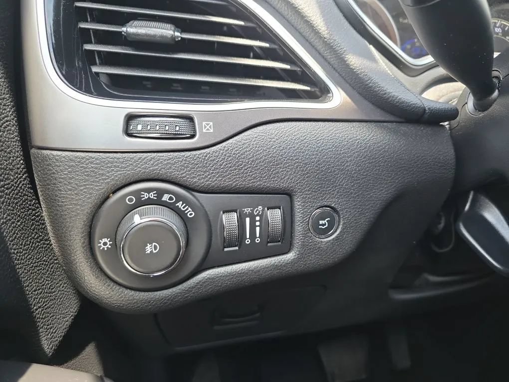 Used 2020 Jeep Cherokee Limited AWD/4WD image 24