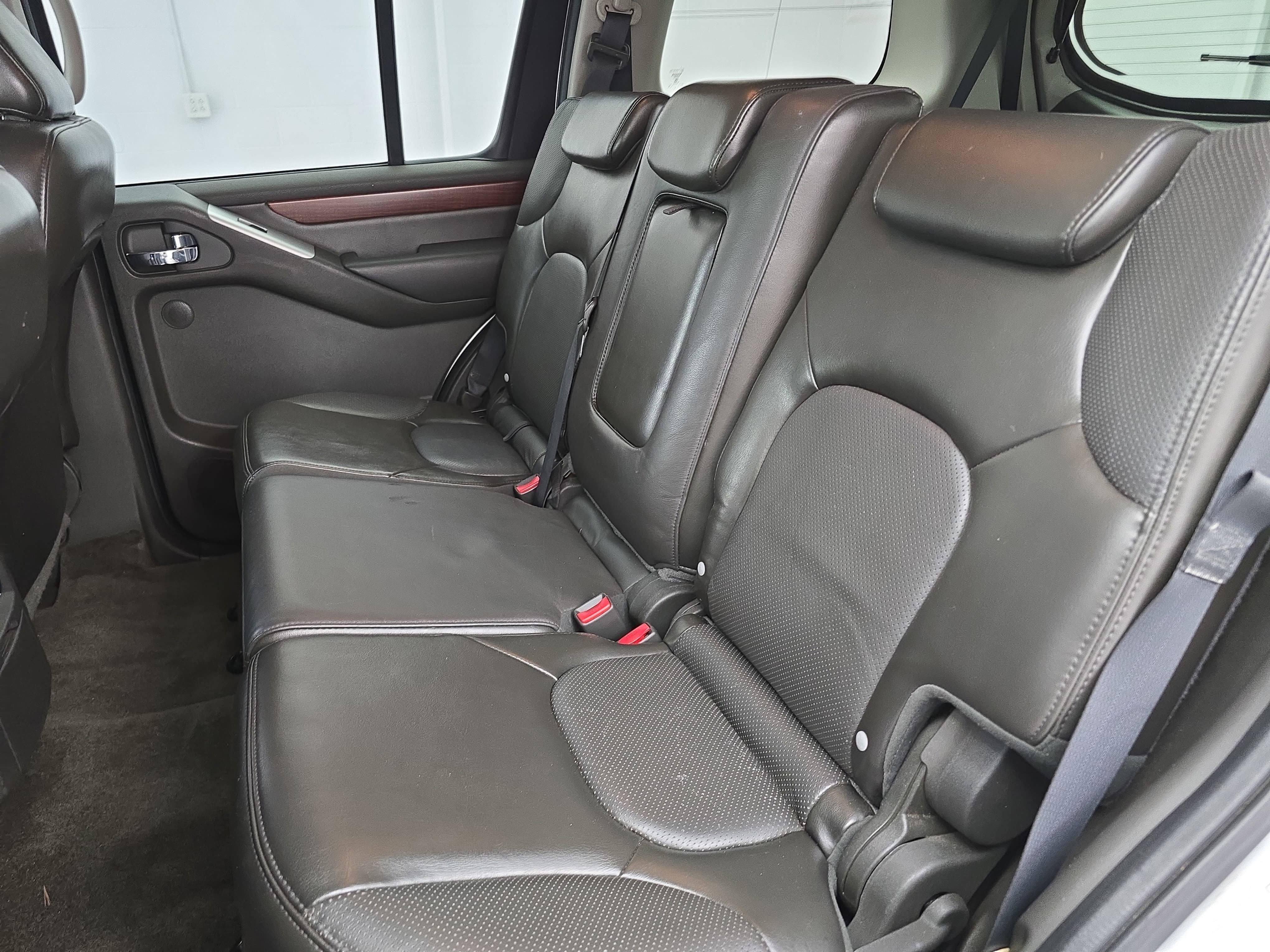 Used 2010 Nissan Pathfinder LE w/ Navigation Pkg AWD/4WD image 13