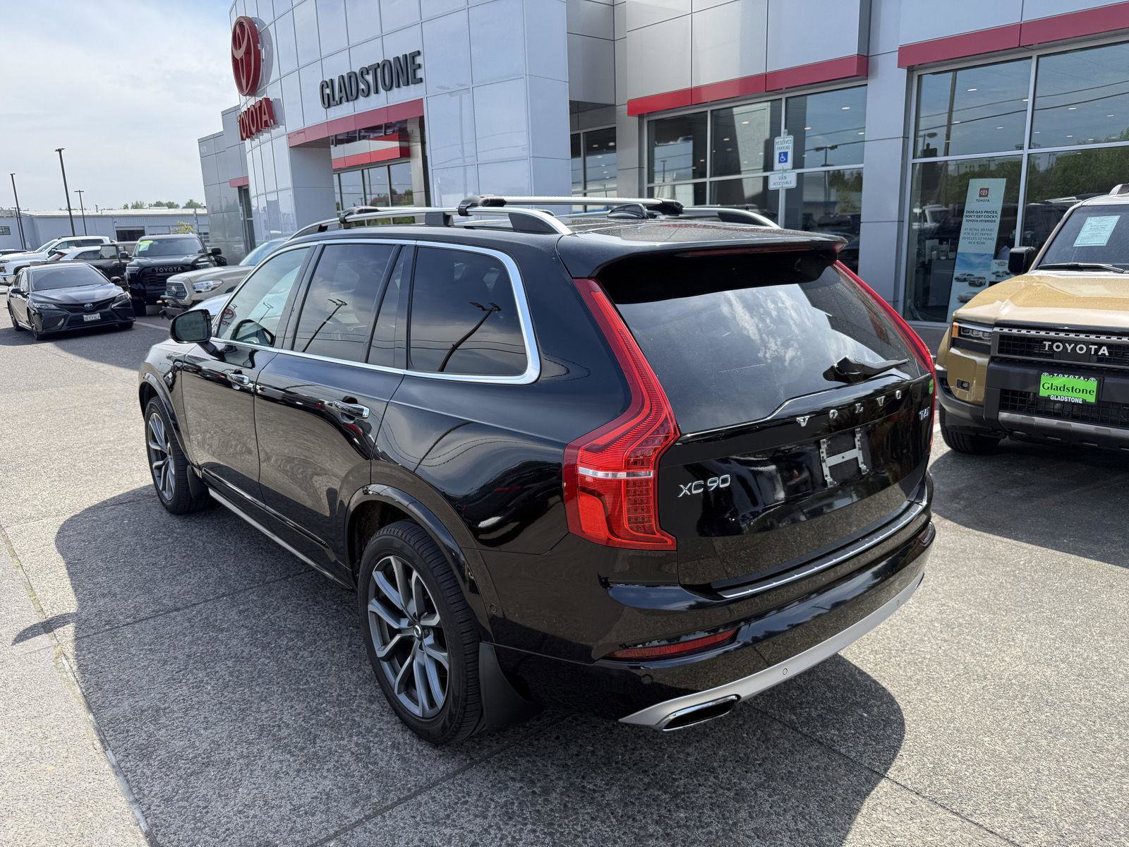 Used 2017 Volvo XC90 T6 Momentum w/ Vision Package AWD/4WD image 3