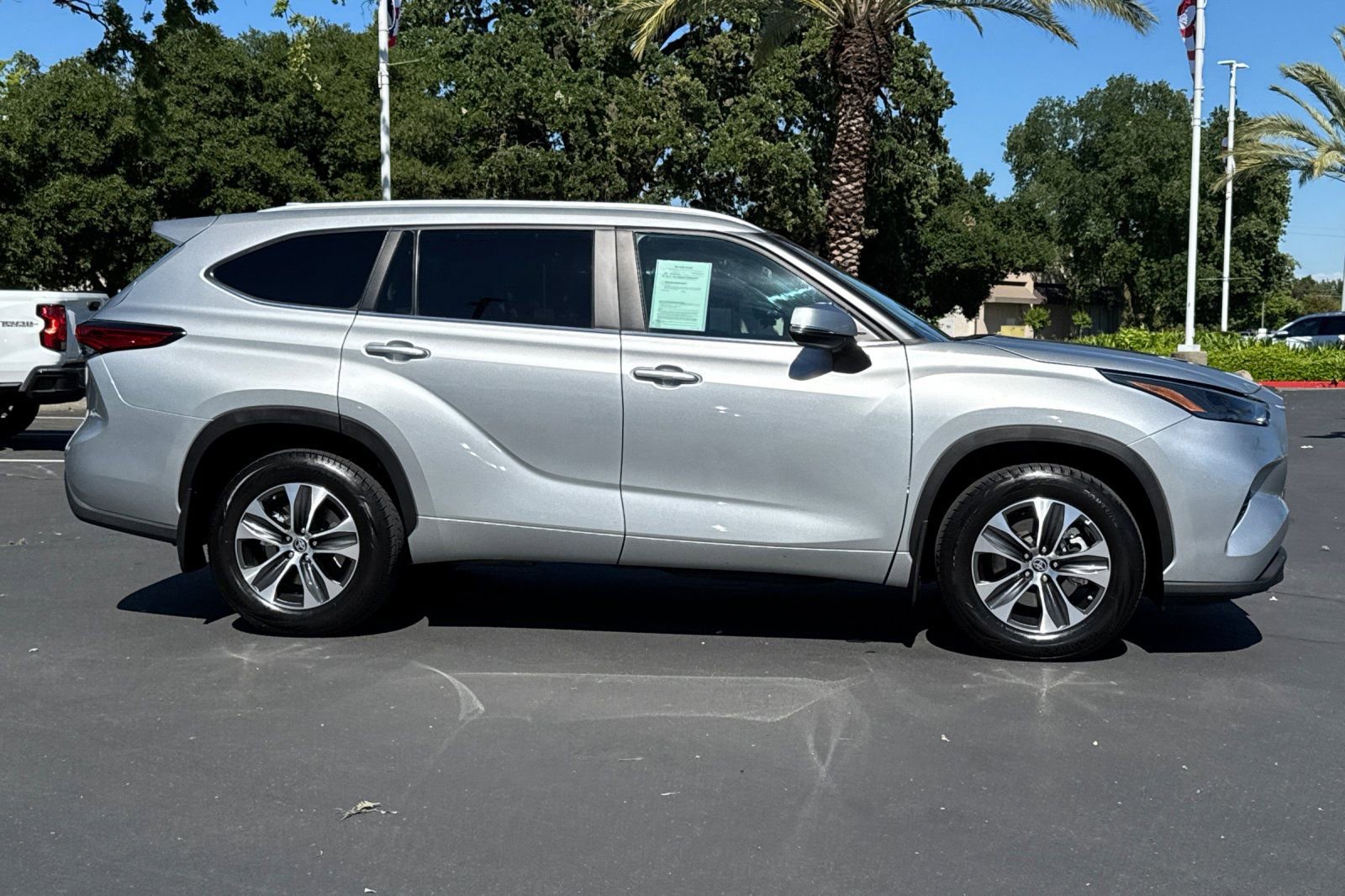 Used 2023 Toyota Highlander XLE image 2