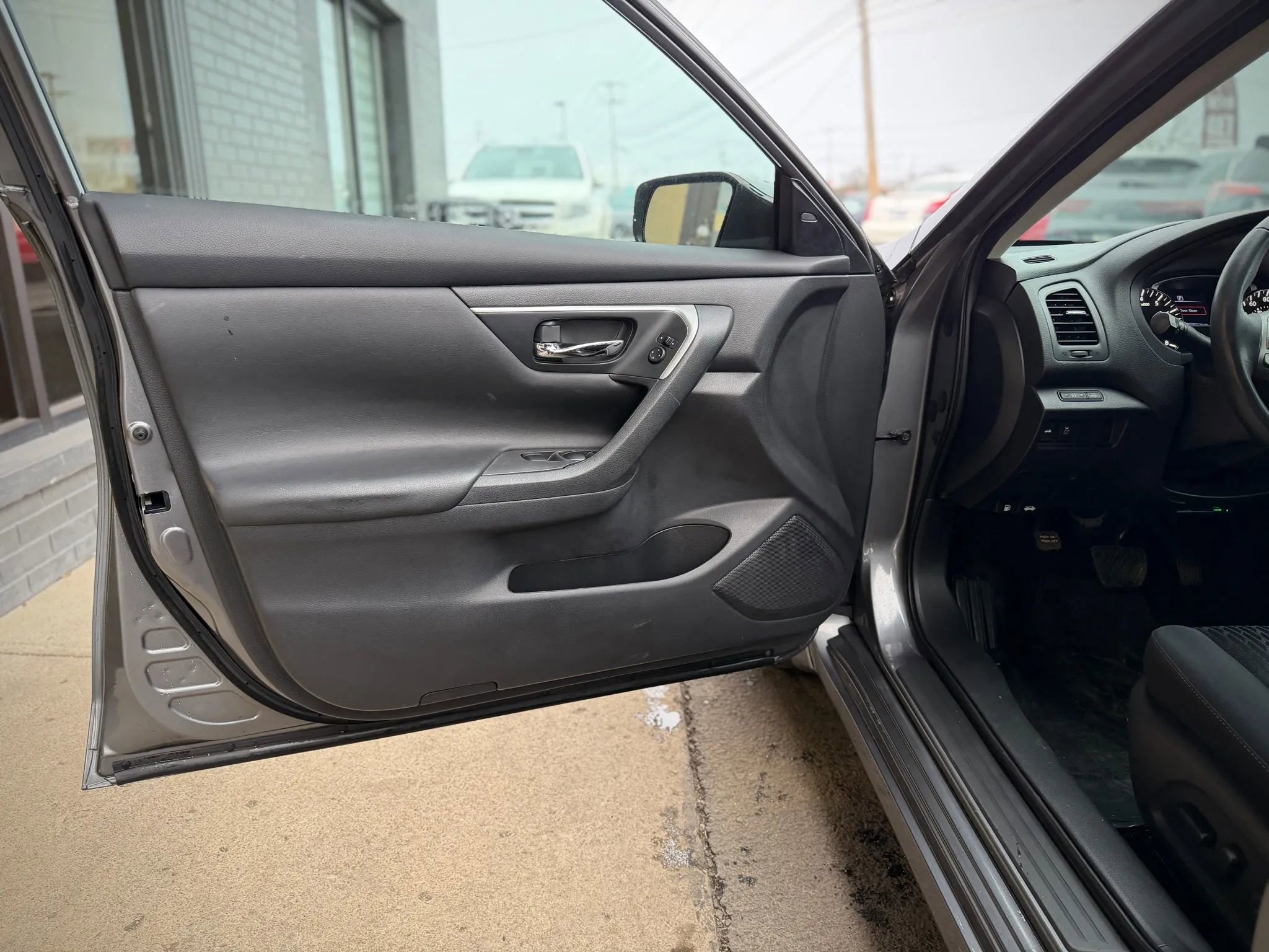 Used 2017 Nissan Altima 2.5 SV w/ Interior Lighting Package image 8