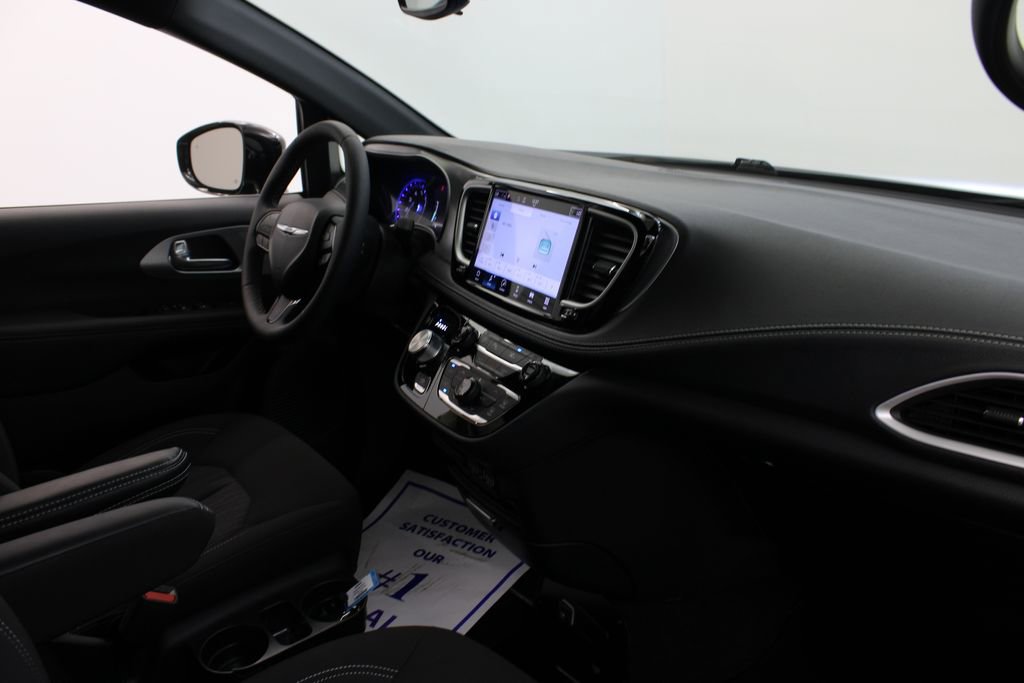 Used 2024 Chrysler Pacifica Touring image 26