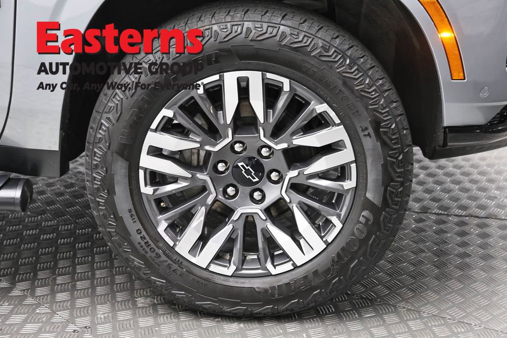 Used 2025 Chevrolet Suburban Z71 image 33