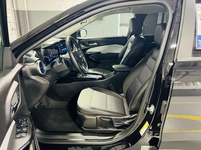 Used 2025 Chevrolet Trax LT w/ LT Convenience Package FWD image 20