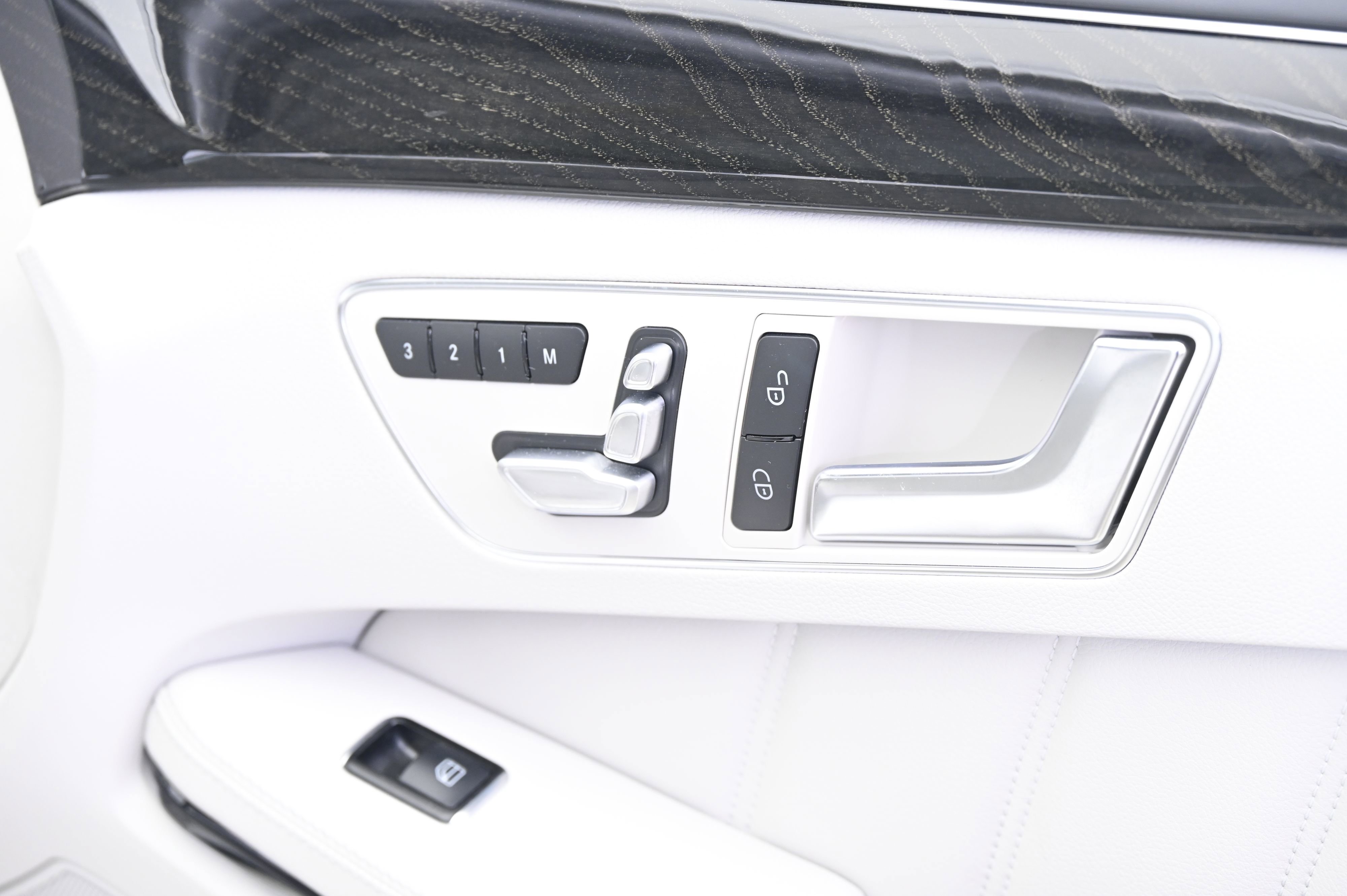 Used 2015 Mercedes-Benz E 400 4MATIC Sedan image 21