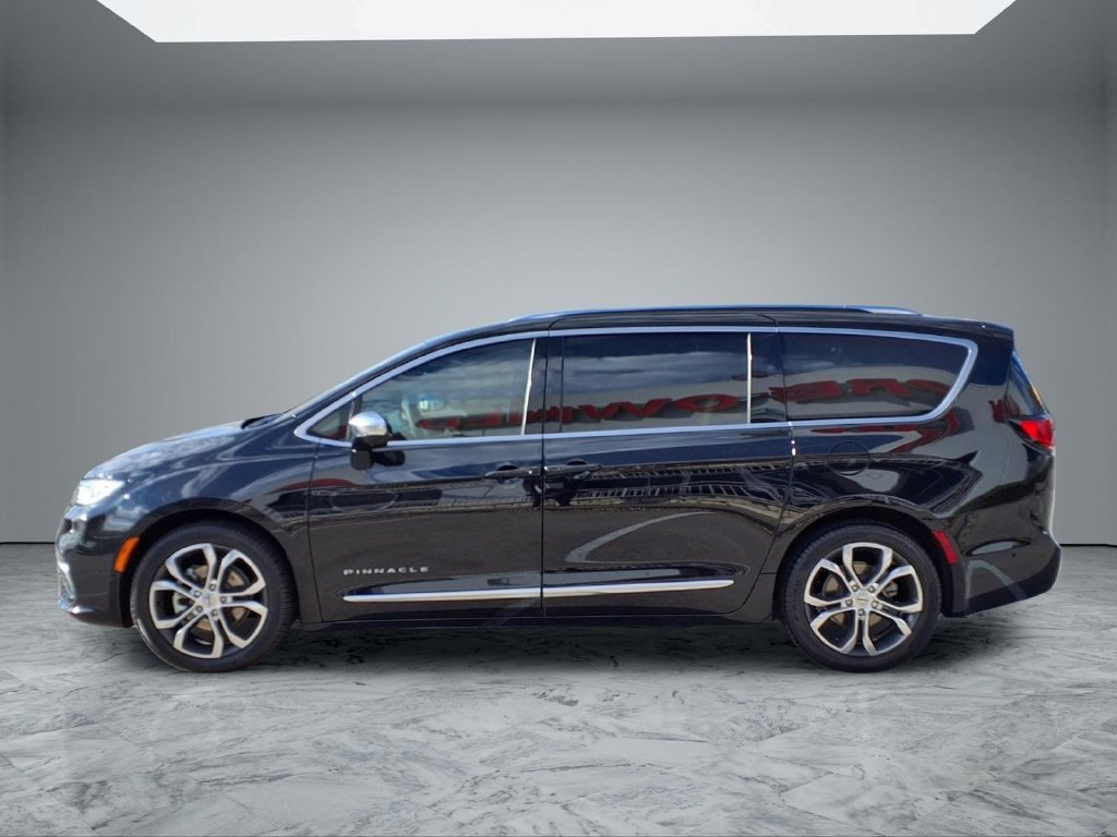 Used 2025 Chrysler Pacifica Pinnacle w/ Trailer Tow Group FWD image 4