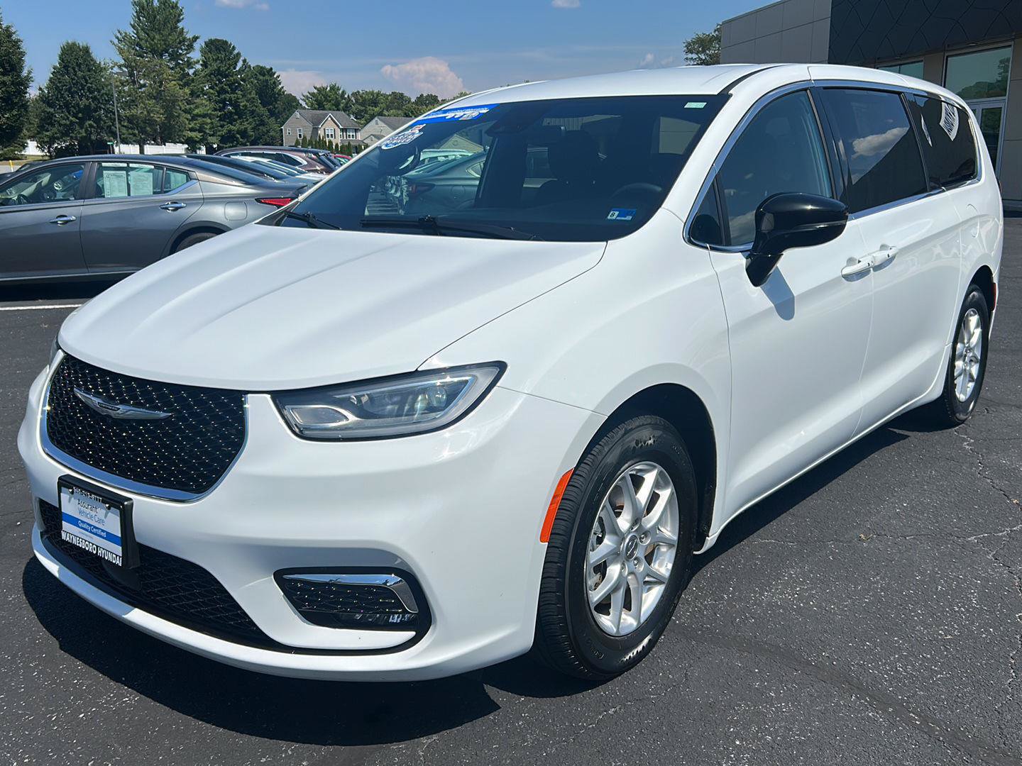 Used 2025 Chrysler Pacifica Select FWD image 2