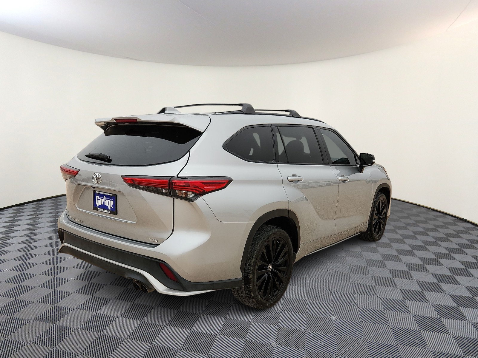 Used 2023 Toyota Highlander XSE FWD image 4