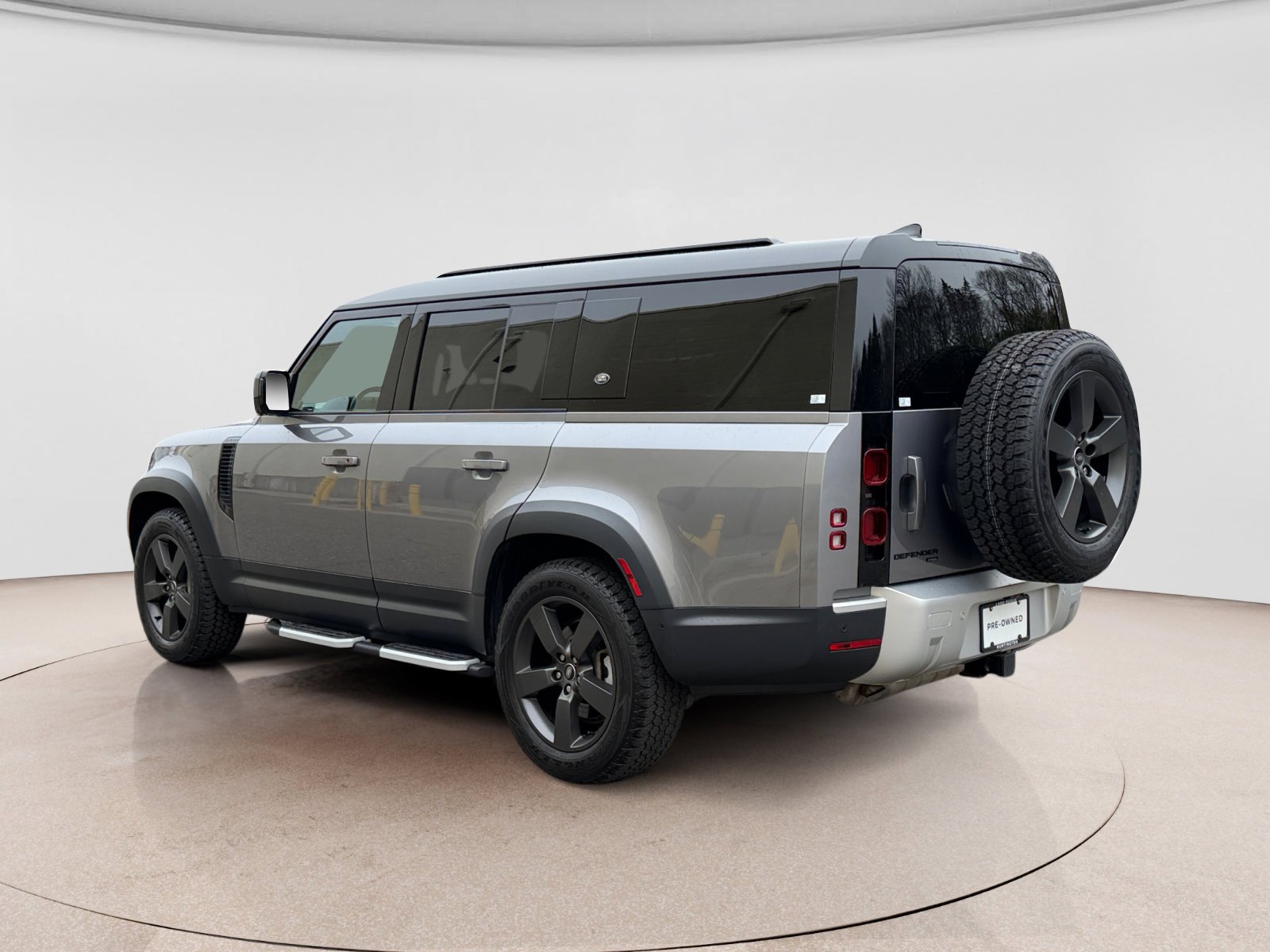 Used 2023 Land Rover Defender 130 SE image 3