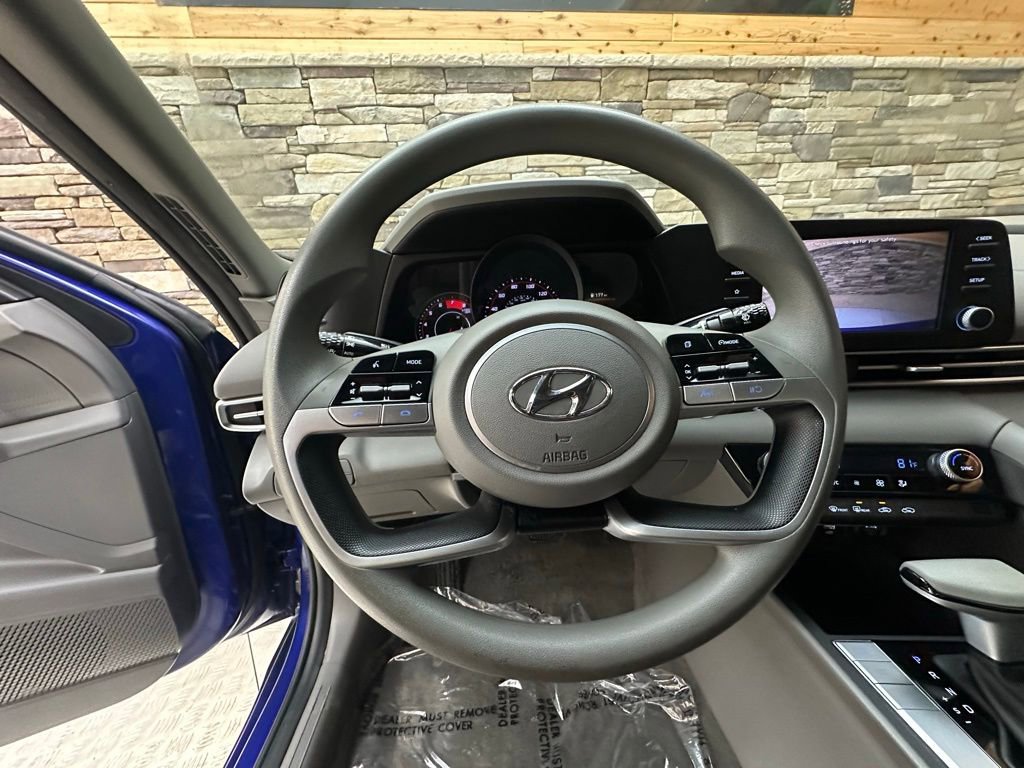 Used 2023 Hyundai Elantra SEL w/ Cargo Package image 17