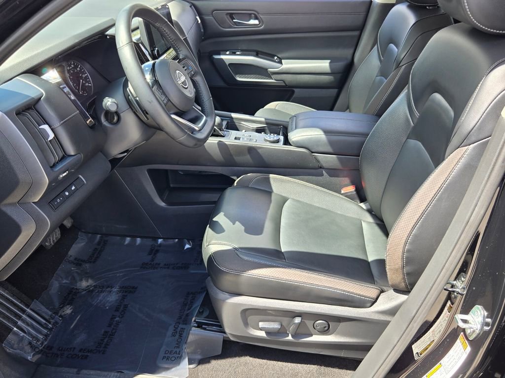 Used 2023 Nissan Pathfinder SL w/ Black Appearance Package image 10