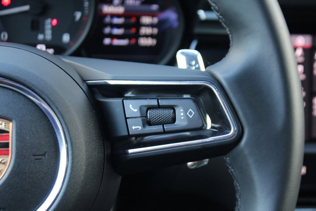 Used 2025 Porsche Macan image 25