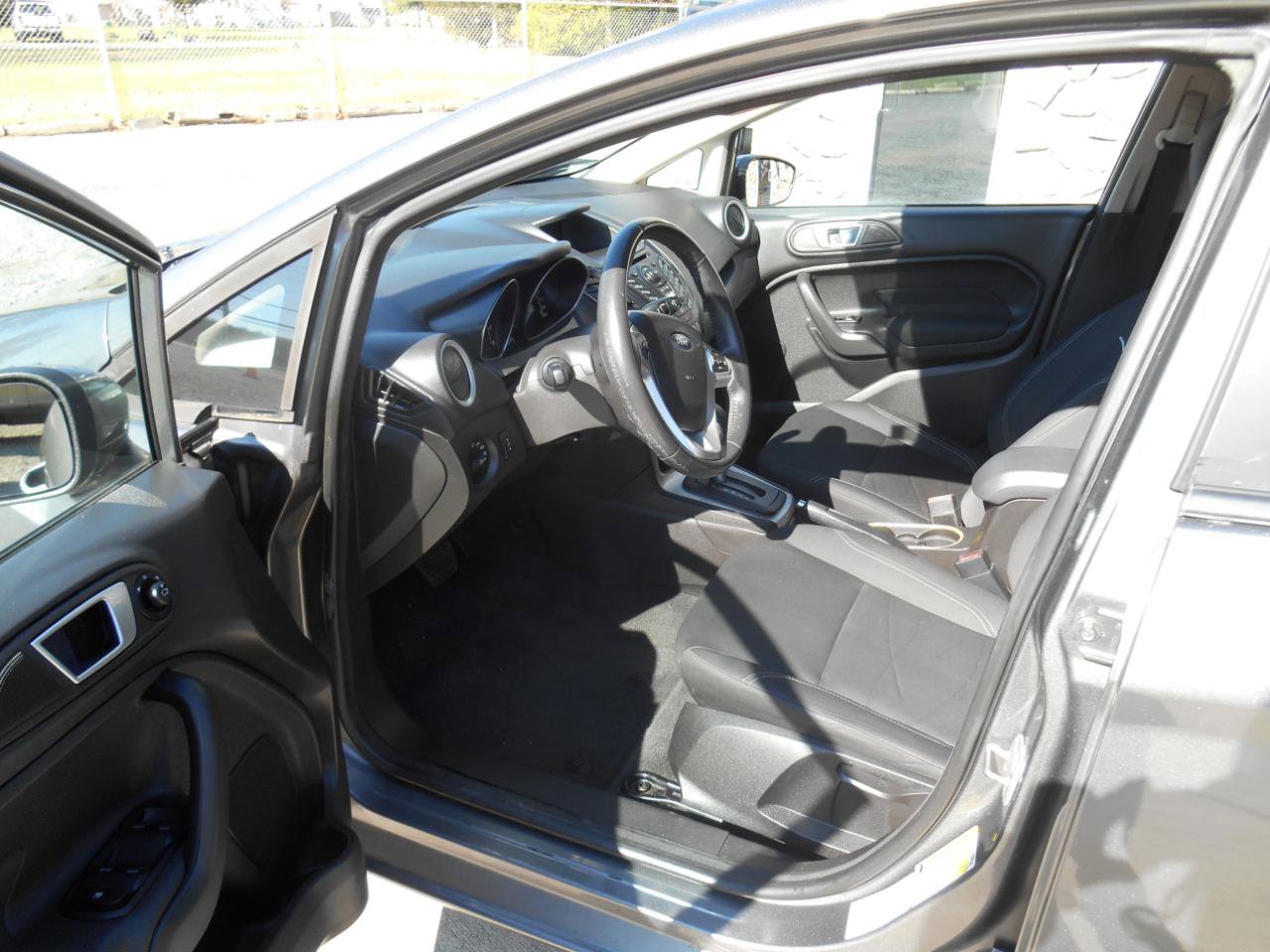 Used 2014 Ford Fiesta SE FWD image 2