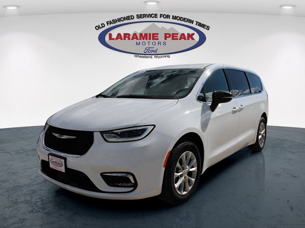 Used 2025 Chrysler Pacifica Select image 7