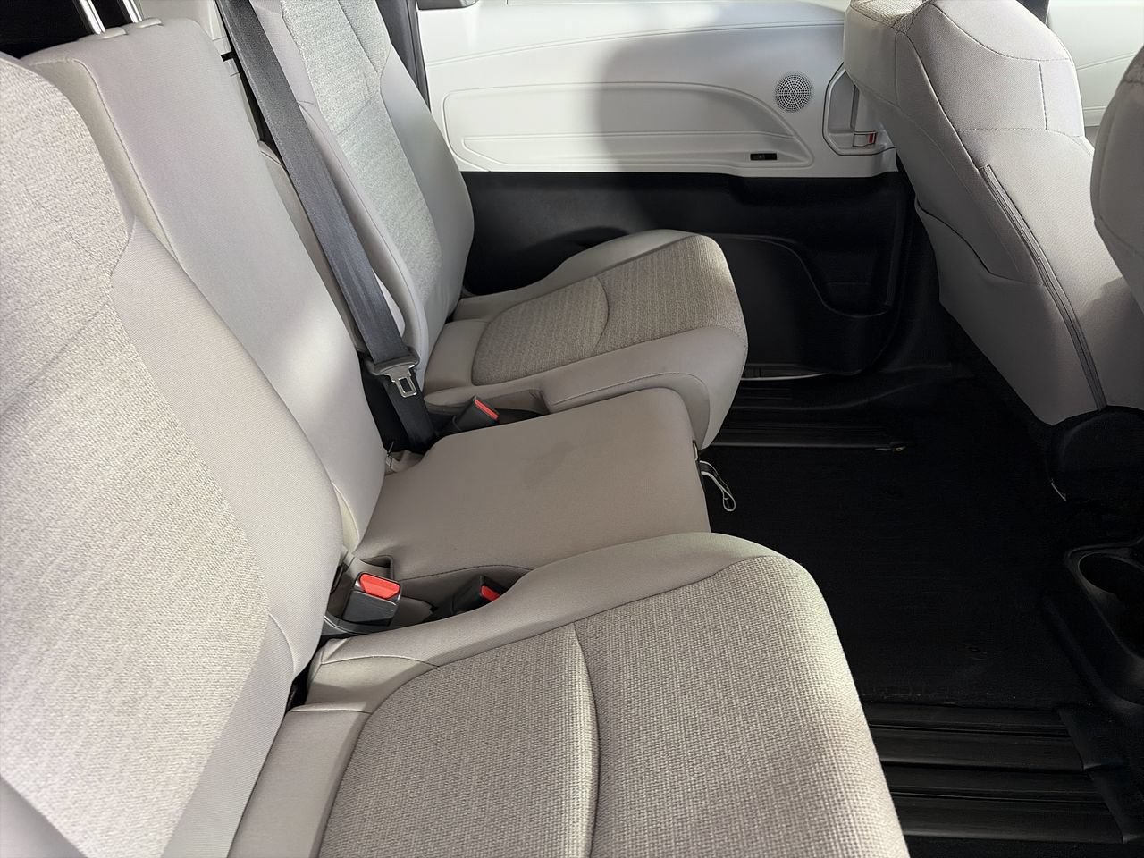 Used 2026 Toyota Sienna LE FWD image 23