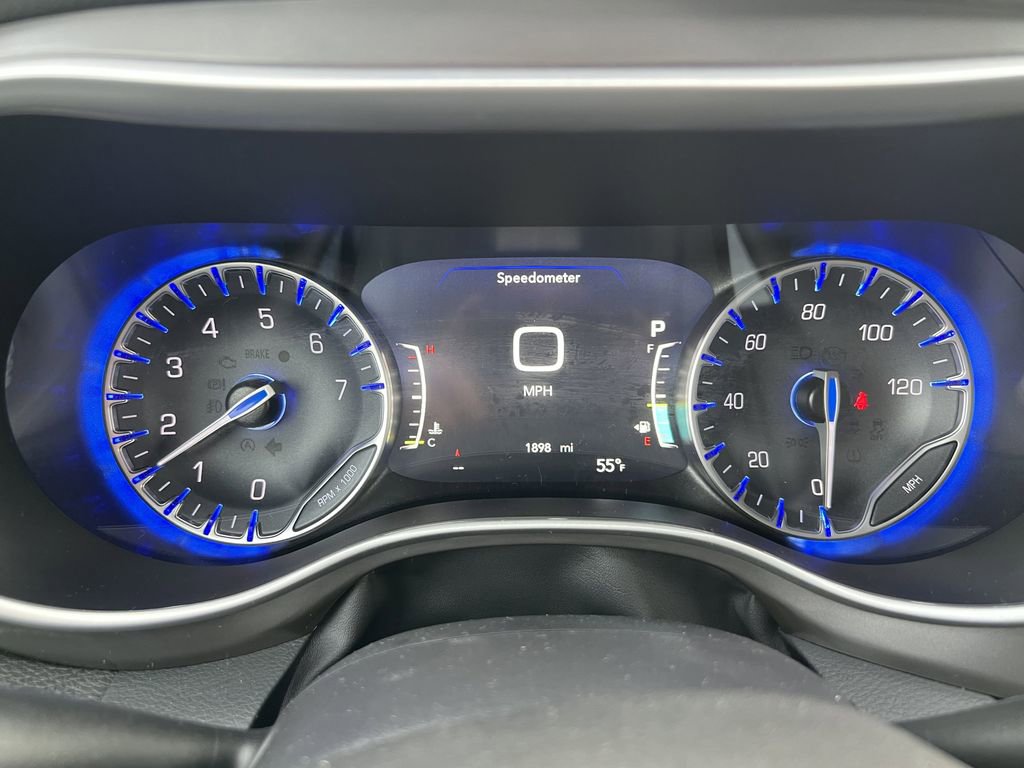 Used 2026 Chrysler Pacifica Select image 9