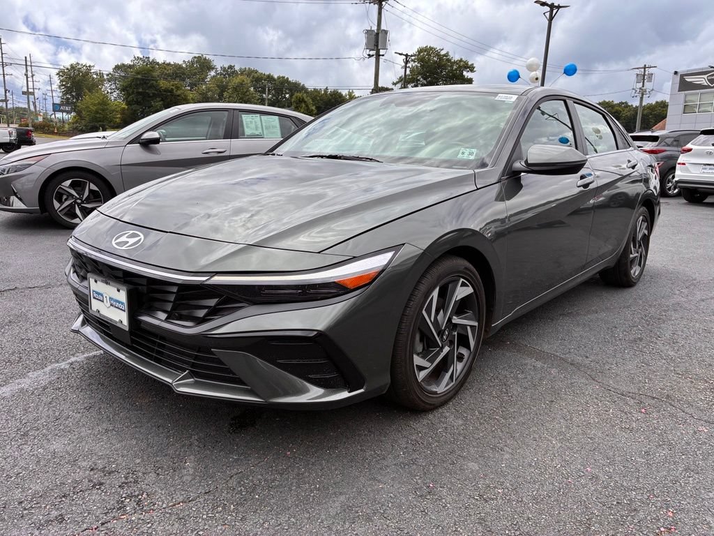 Used 2025 Hyundai Elantra Limited FWD image 3