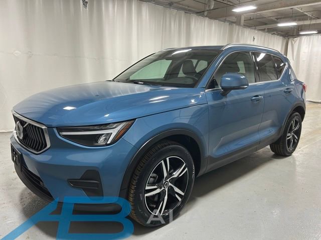 Used 2025 Volvo XC40 B5 Core image 1
