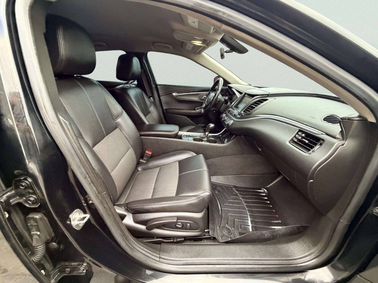 Used 2019 Chevrolet Impala LT FWD image 29