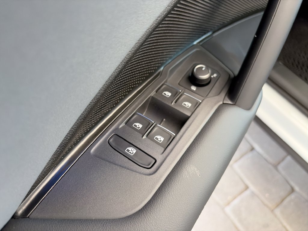 Certified 2025 Volkswagen Tiguan SE AWD/4WD image 12