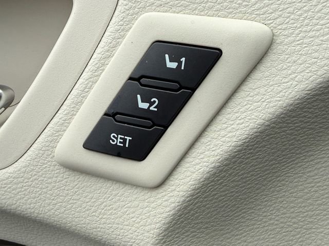 Certified 2021 Toyota Sienna Platinum image 32