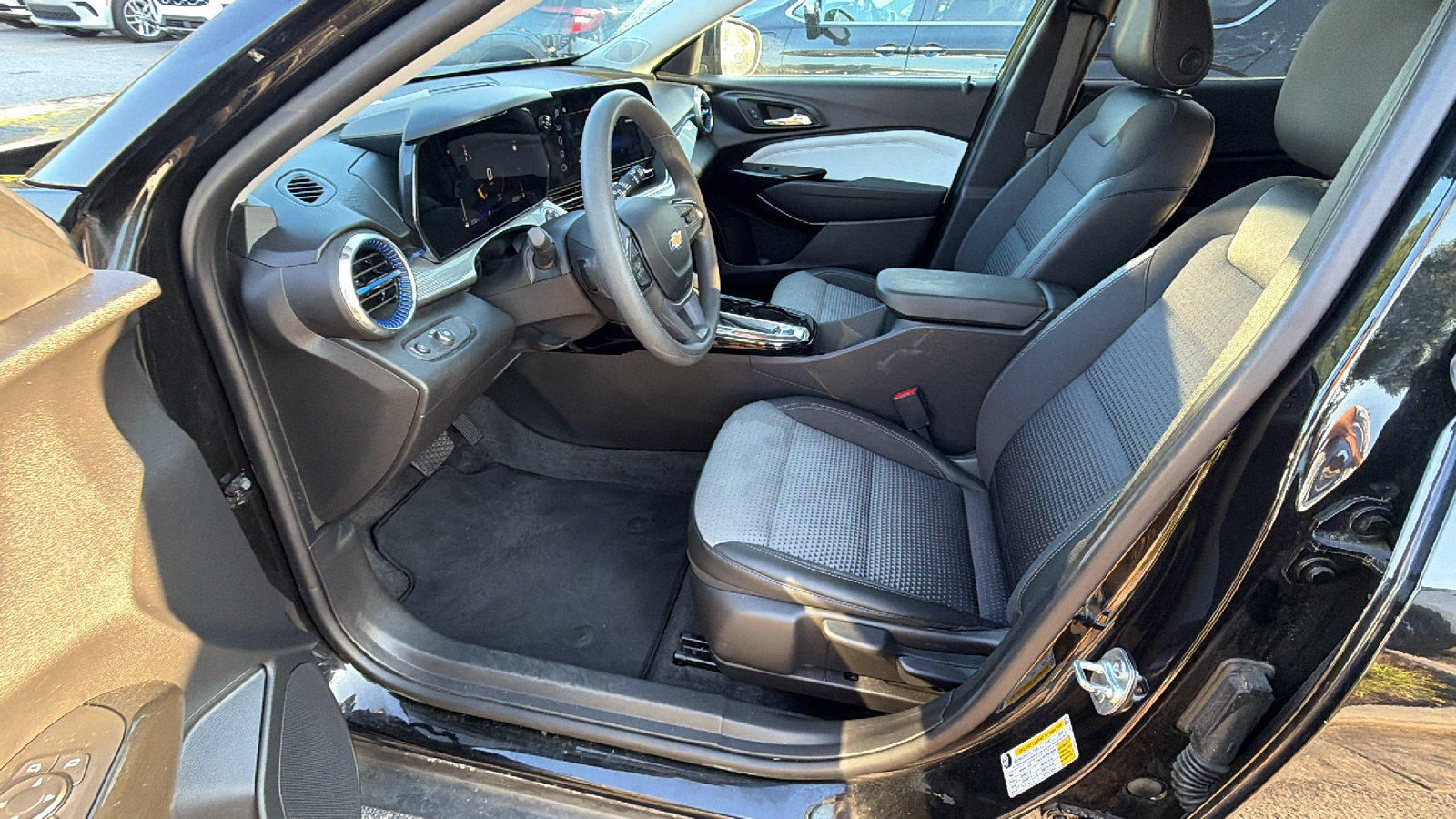 Used 2025 Chevrolet Trax LT FWD image 16