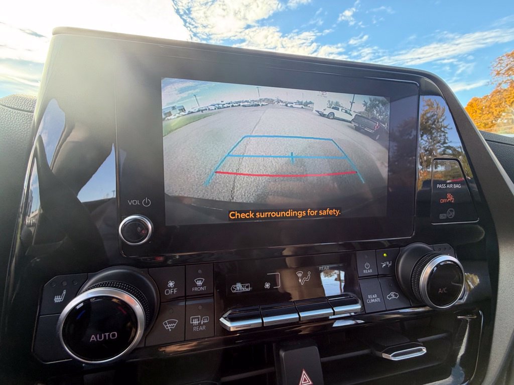 Used 2023 Toyota Highlander XLE AWD/4WD image 21