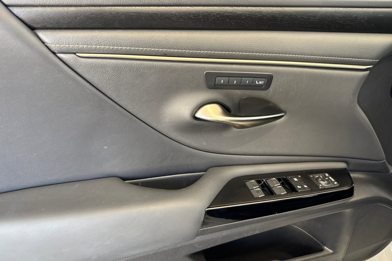 Certified 2022 Lexus ES 300h w/ Premium Package FWD image 12