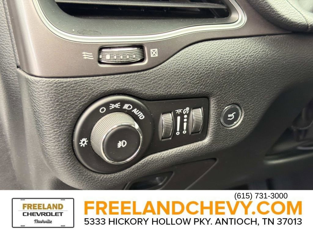 Used 2019 Jeep Cherokee Latitude Plus w/ Comfort/Convenience Group FWD image 26