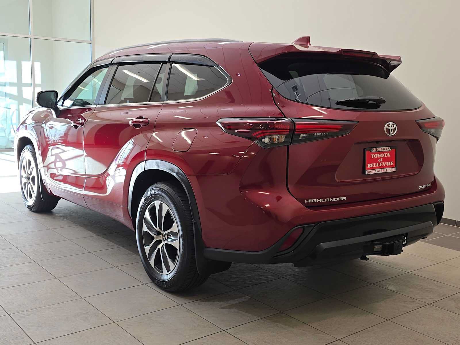 Certified 2024 Toyota Highlander XLE AWD/4WD image 4